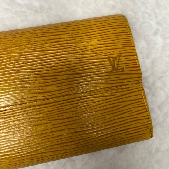 Authentic Louis Vuitton Epi Wallet - Picture 4 of 10